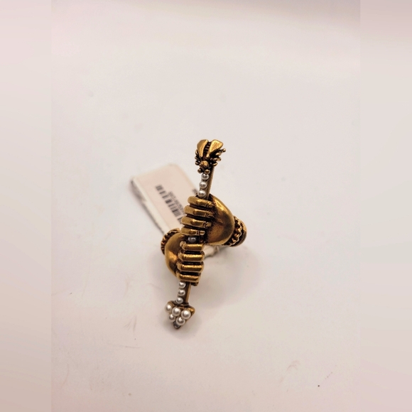 Sold.Gucci Faux Pearl Hand And Arrow Ring - Picture 2 of 4